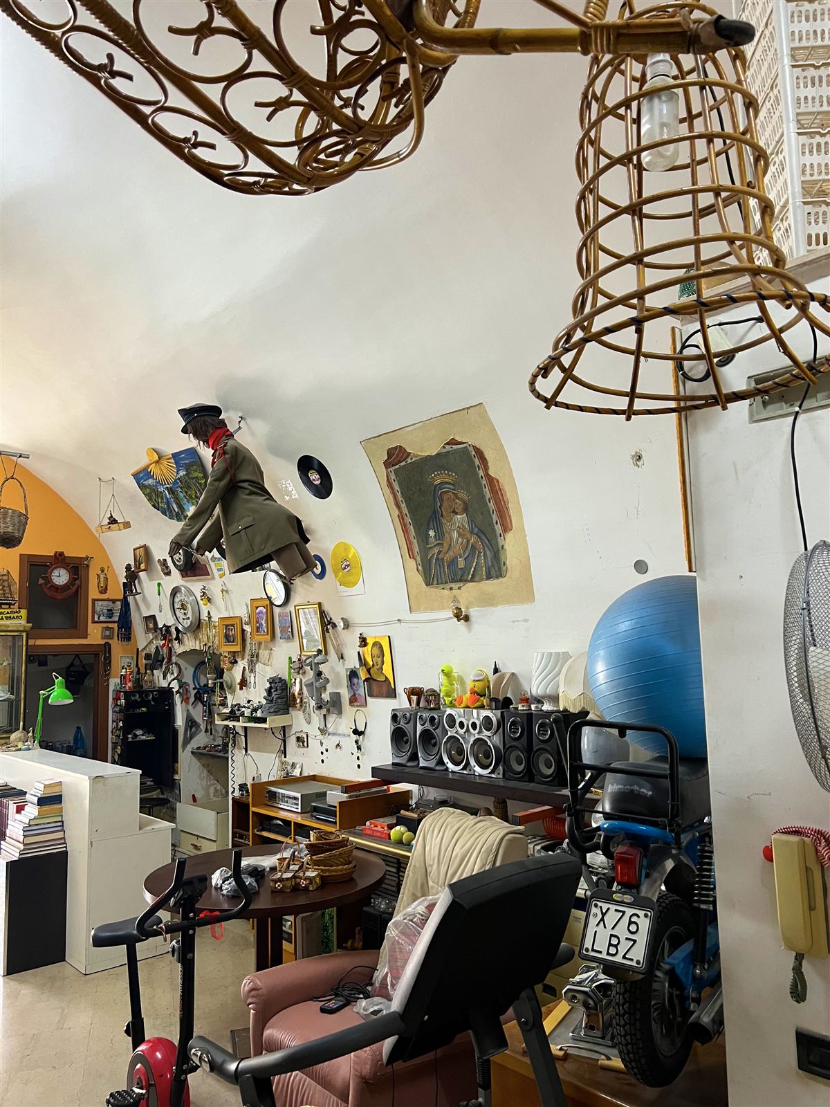 Interno del negozio Porta & Compra pieno di articoli