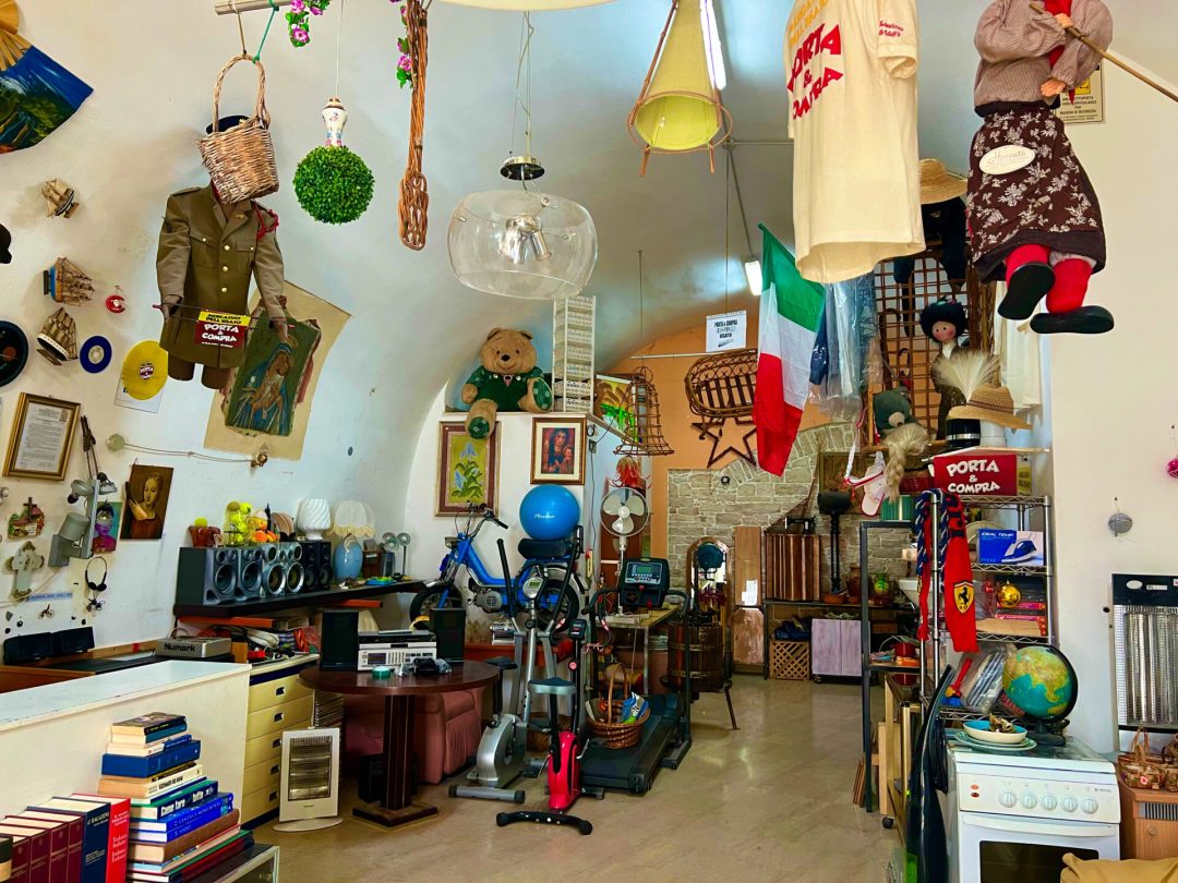Interno del mercatino Porta & Compra, pieno di oggetti in vendita